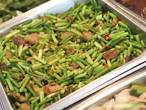 東莞食堂承包教你怎樣做好吃的蒜苔炒肉絲？