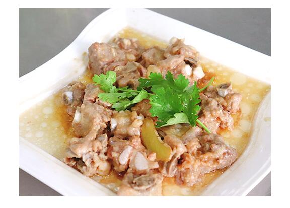 東莞飯?zhí)贸邪棠阒谱鲝V式蒸排骨的方法？